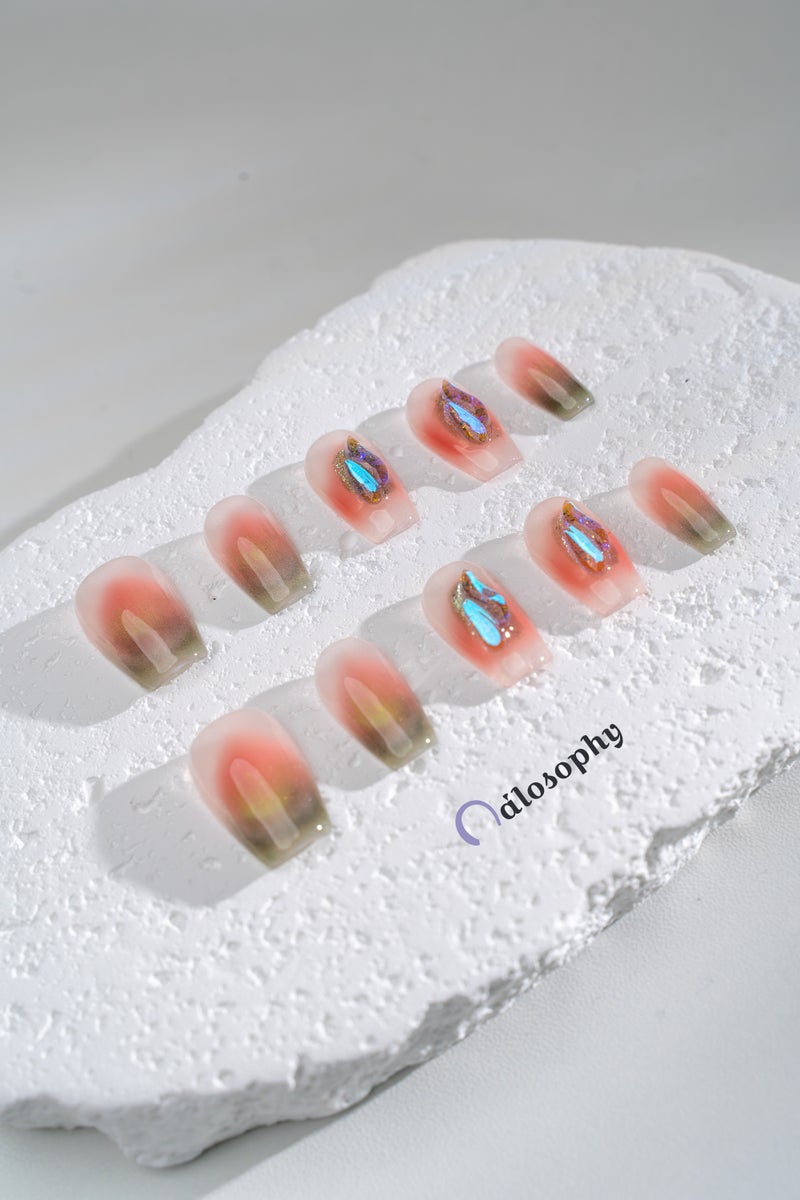 Nailosophy أظافر فاخرة مصنوعة يدويًا قابلة للصق بلون الخوخي وزيتون مع جواهر أورا 3D | شكل مربع - Image 1